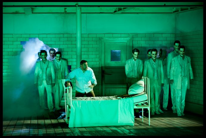 Luca Salsi (Rigoletto) & Koor van de Nationale Opera