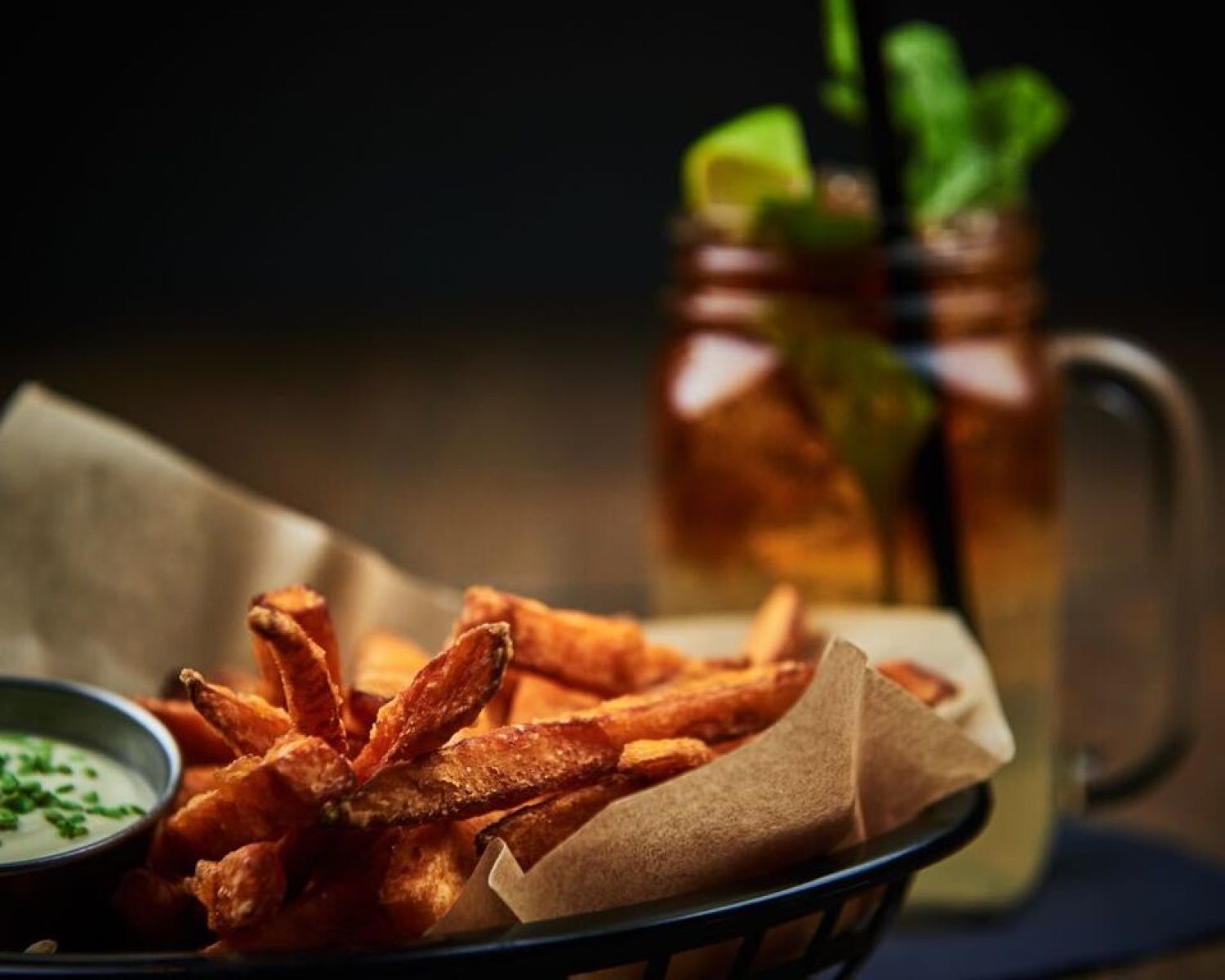 Our favourite! Zoete aardappelfrieten met een dark 'n stormy. Photocredits: Peter Baas
