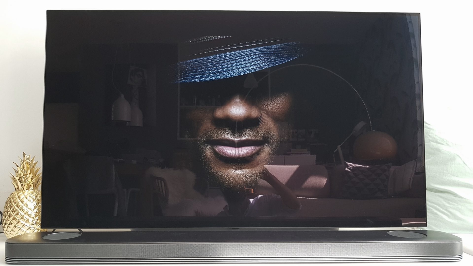 De reflecties bij donker beeld zijn goed zichtbaar in een lichte omgeving