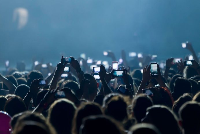 Phones-in-crowd